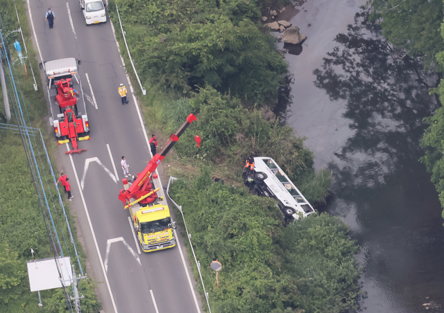 【茨城県笠間市】マイクロバスが転落　運転手と高校生12人が軽傷